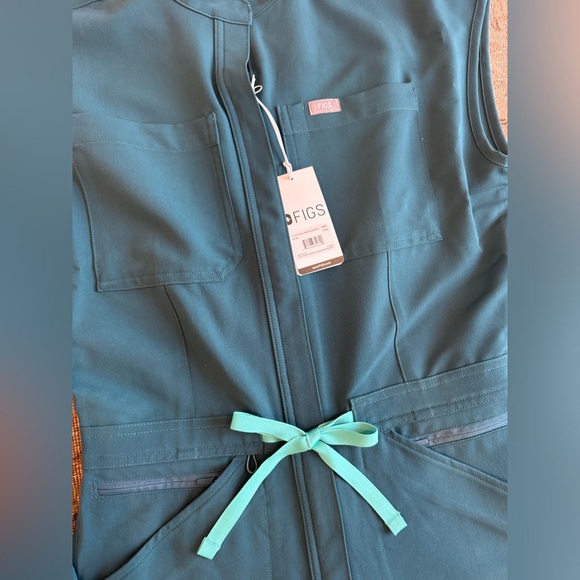 2-pcs! NWT Caribbean Blue XS FIGS Scrub Jumpsuit + long sleeve underscrub - Picture 3 of 10